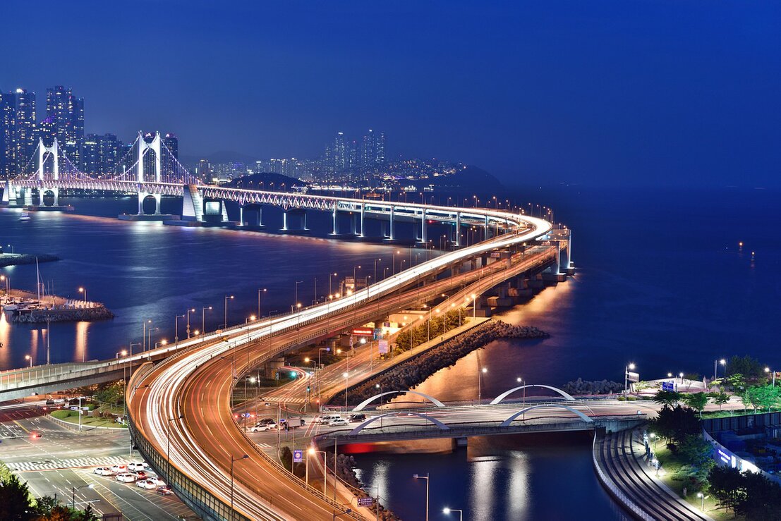 Brücke in eine futuristische Stadt als Bild für Branchen-Transfer